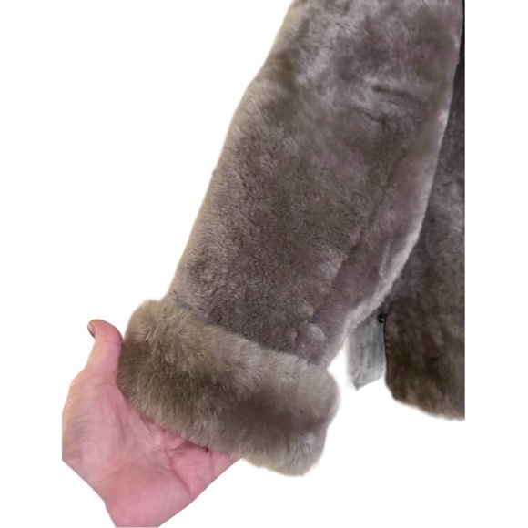 WOMENS, VINTAGE FUR, SHORT COAT IN GREY/TAUPE COLOR. BLACK PLAID LINING. - Picture 3 of 7
